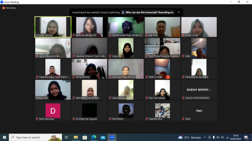 Peserta Upgrading Pengurus yang terdiri atas Pembina, Alumni, Demisioner, Pemimpin Umum, dan seluruh Pengurus UKPKM Tegalboto melakukan sesi foto bersama sebelum acara Upgrading Pengurus yang diselenggarakan pada Jumat, 3 Februari 2023 via Zoom Meeting dimulai. (TB/Khurien Rahma)