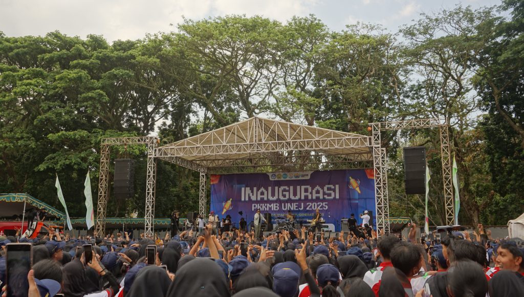 Suka Duka Mahasiswa Baru Warnai Penutupan Acara PKKMB UNEJ 2025