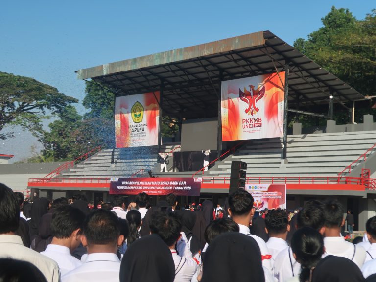 Pelantikan Ribuan Mahasiswa Baru Universitas Jember Menjadi Pembuka Rangkaian Kegiatan PKKMB 2026 